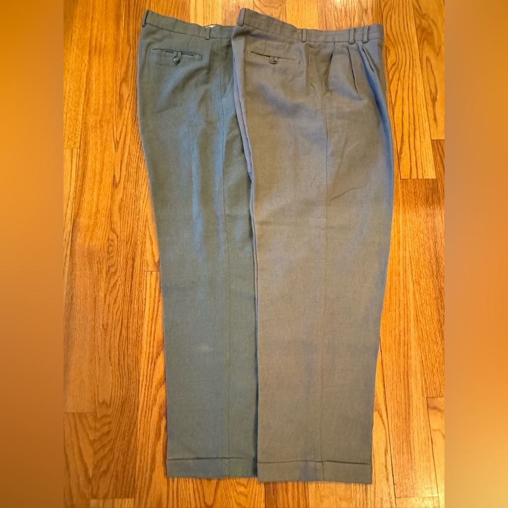 2 Pairs Of Dockers Gray And Olive Chinos Classic Men’s Pants Size W33x L30